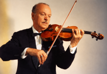 Secondo Casadei suona il violino