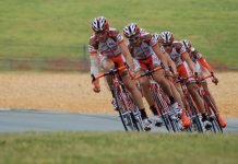 Colle del Barbotto: una delle salite più popolari per i ciclisti in Romagna Ciclisti in fila impegnati in una scalata