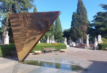 La "grande prua", ovvero il monumento funebre presente nel Cimitero monumentale di Rimini in onore di Federico Fellini